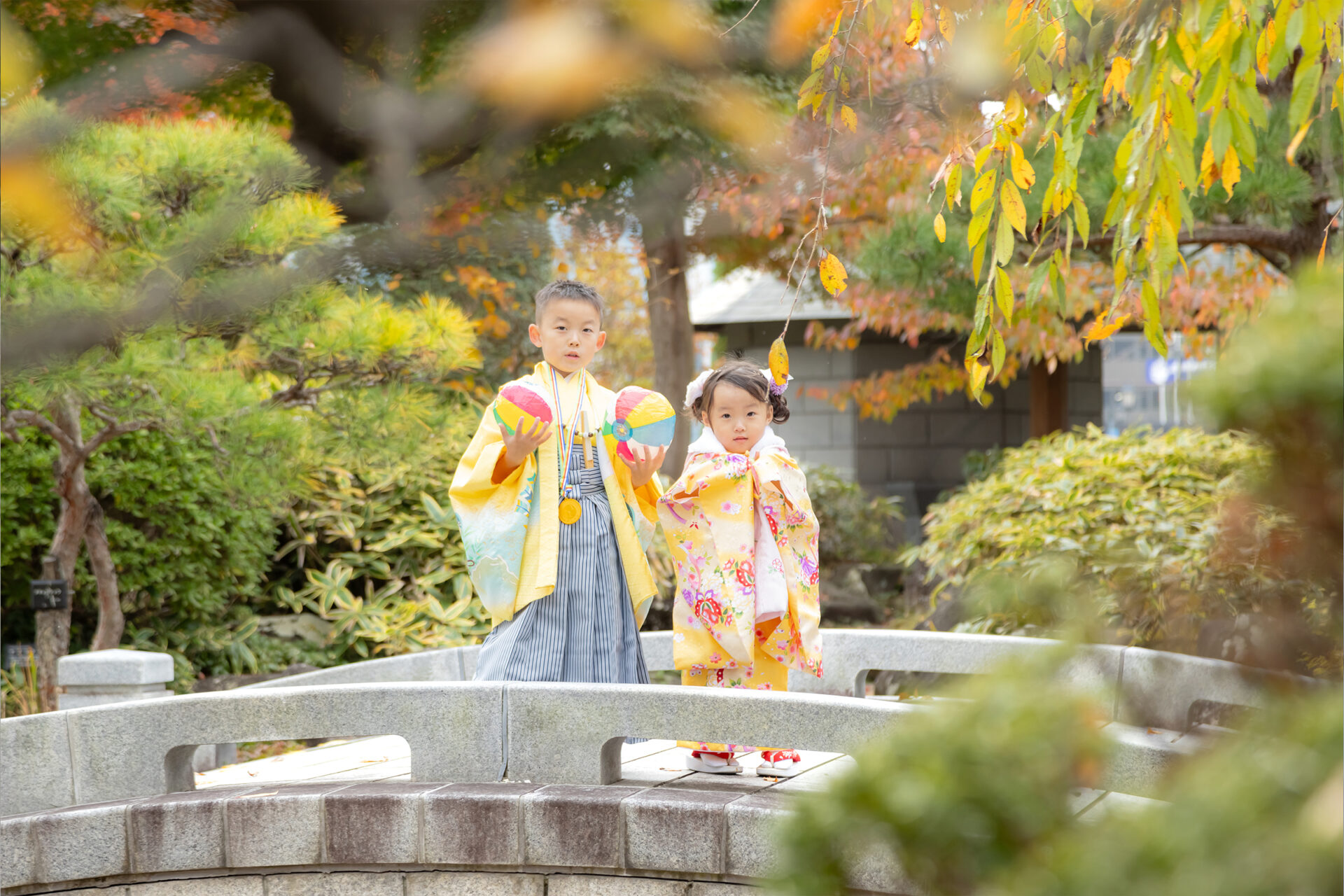 七五三の着物を着た子どもが笑顔で立っている様子