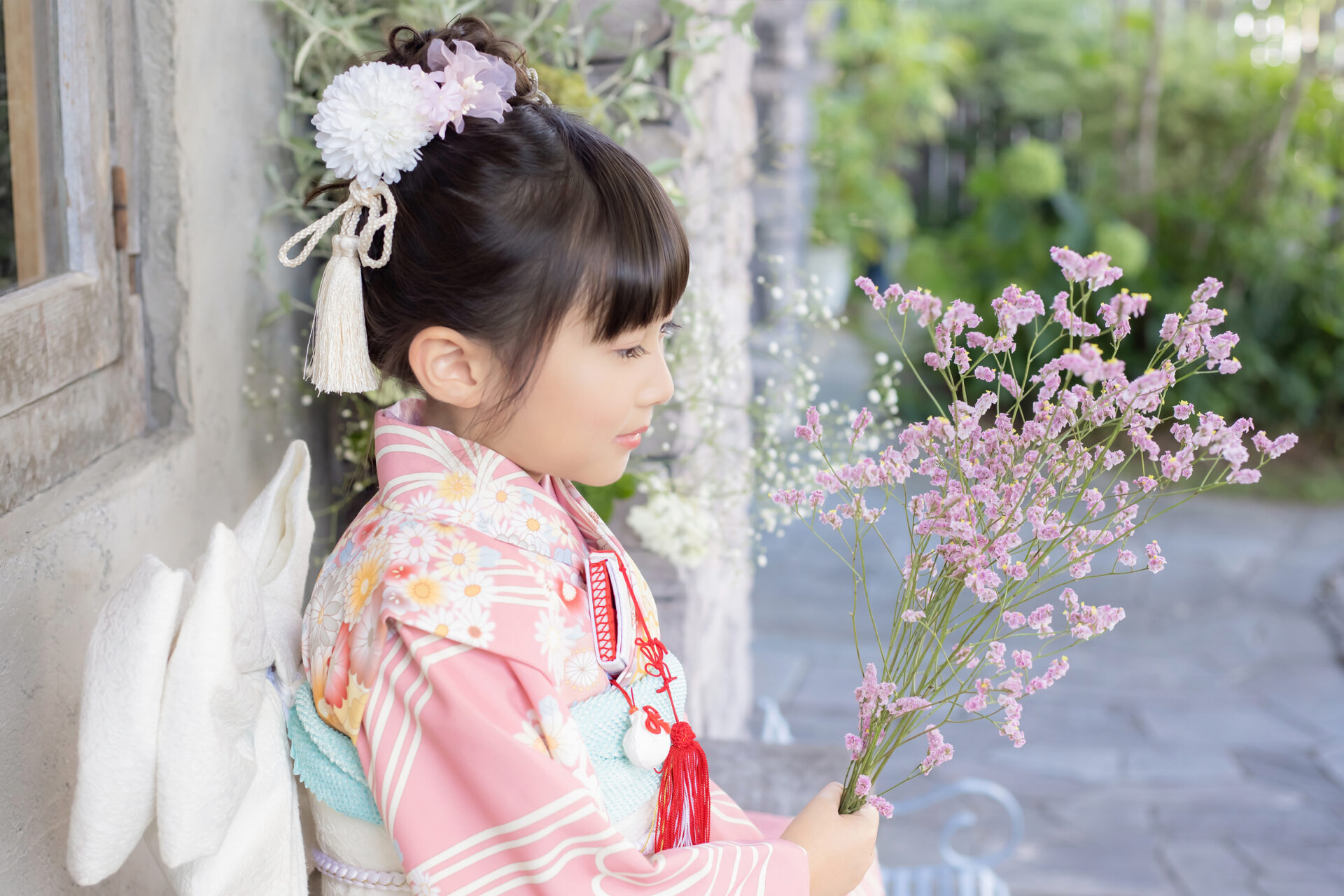 スタジオヨシダラボのガーデンで、自然光の中で七五三撮影をしている子どもの姿