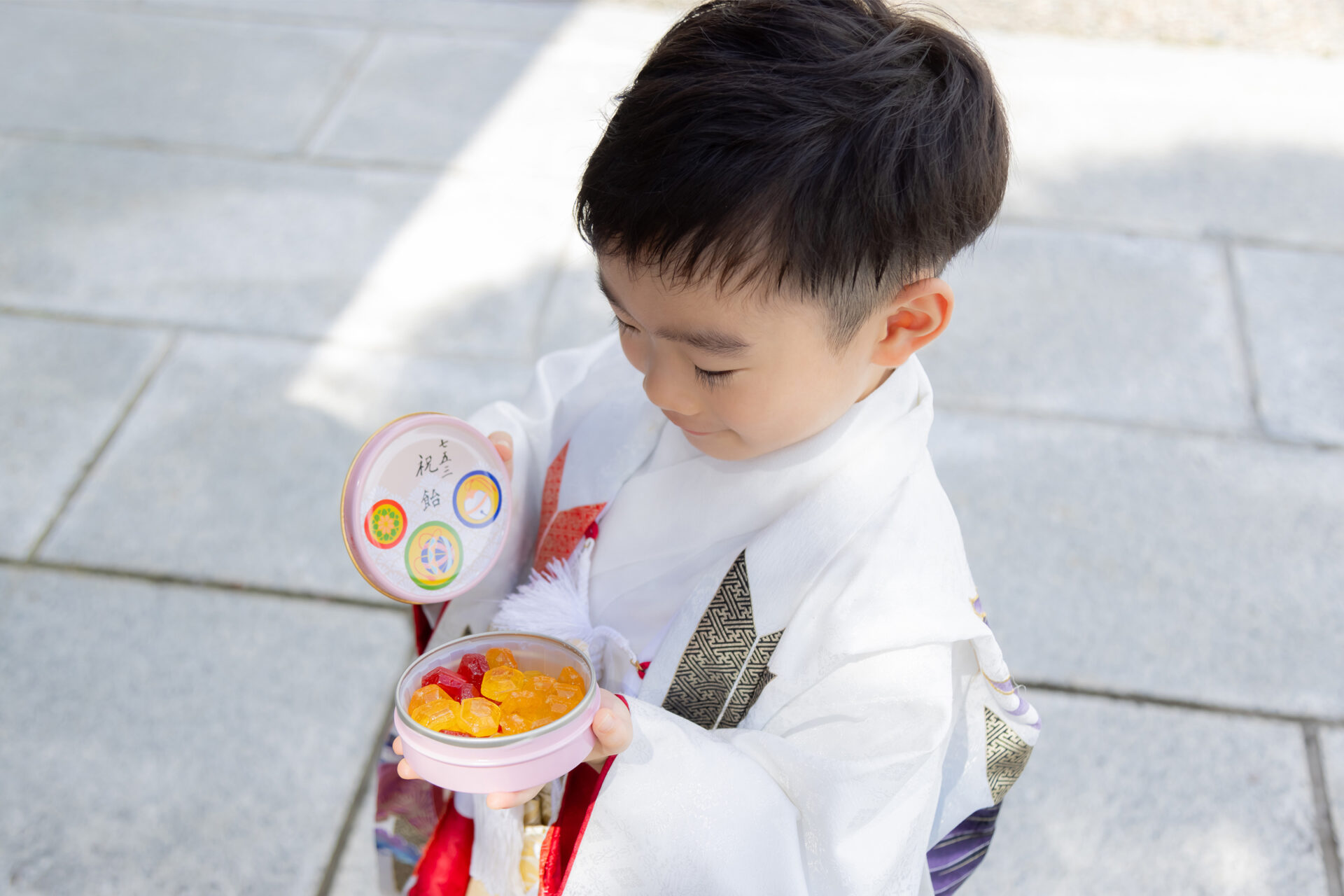 七五三の着物を着た子どもが笑顔で立っている様子
