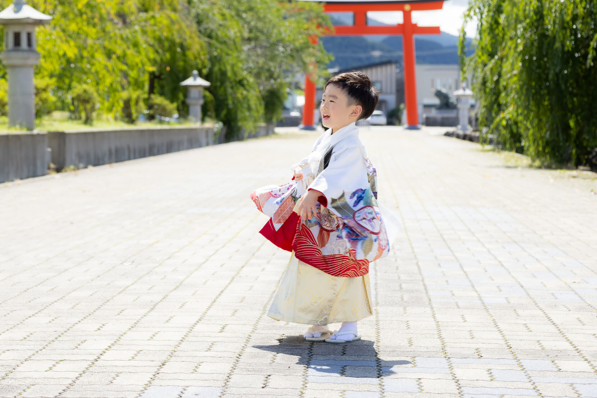 七五三の着物を着た子どもが笑顔で立っている様子