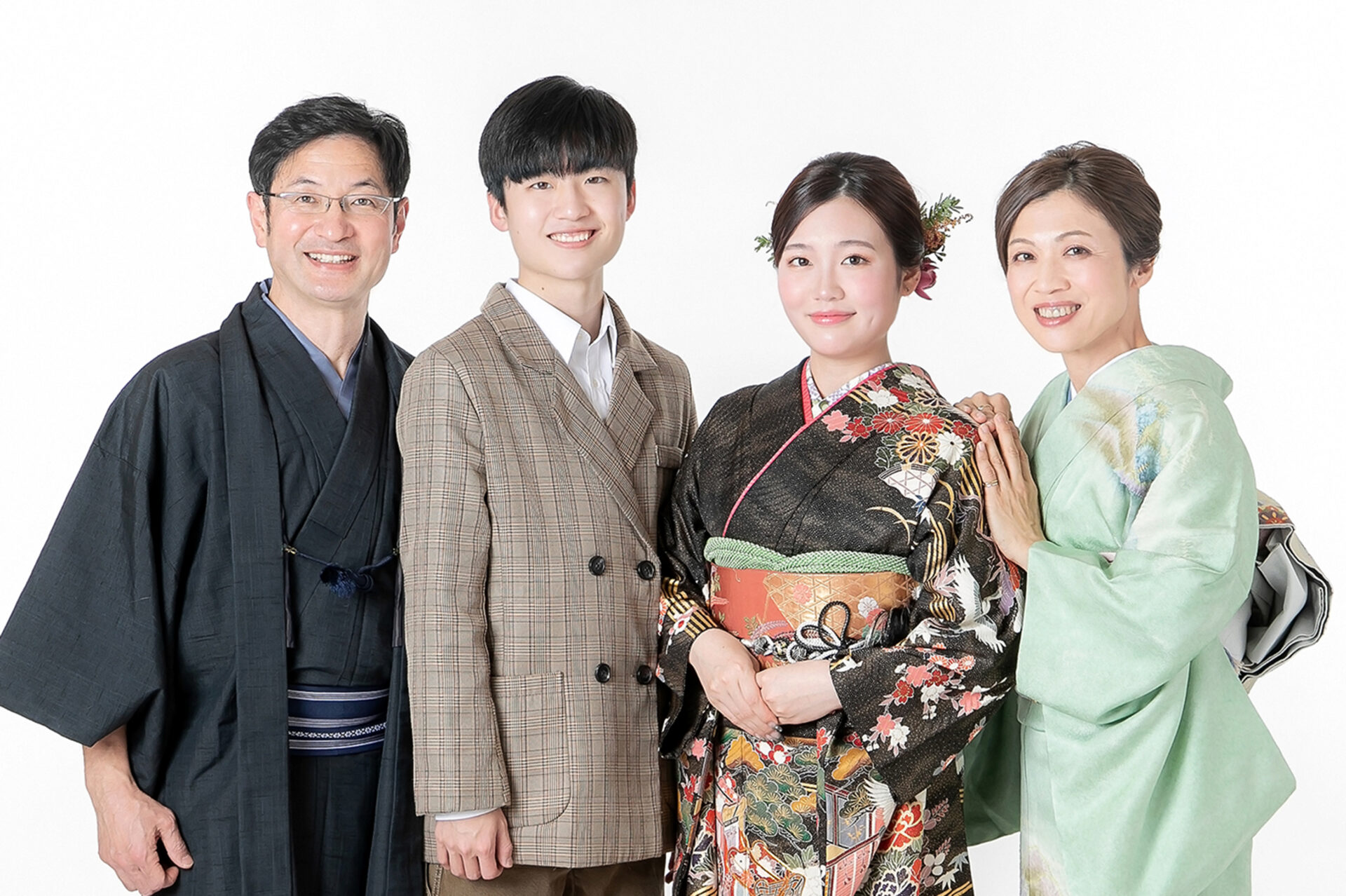 山形市のスタジオヨシダラボで撮影した振袖姿の記念写真と家族写真